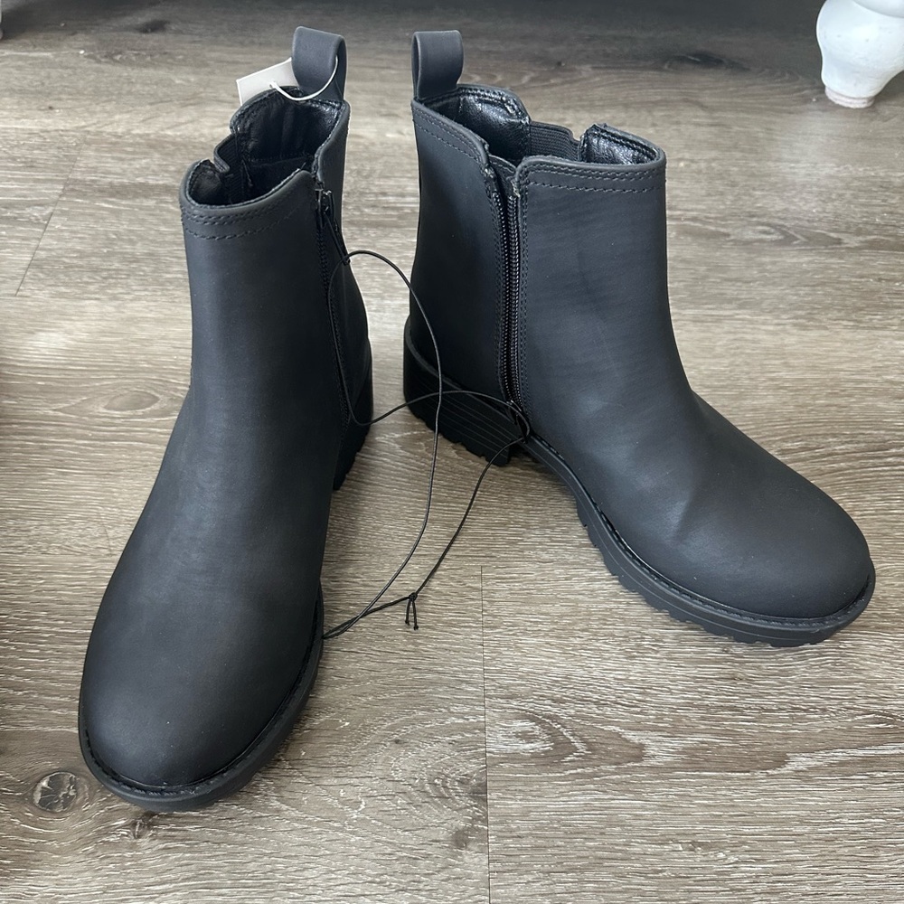 Buffalo David Bitton Matte Black Ankle Zip Booties